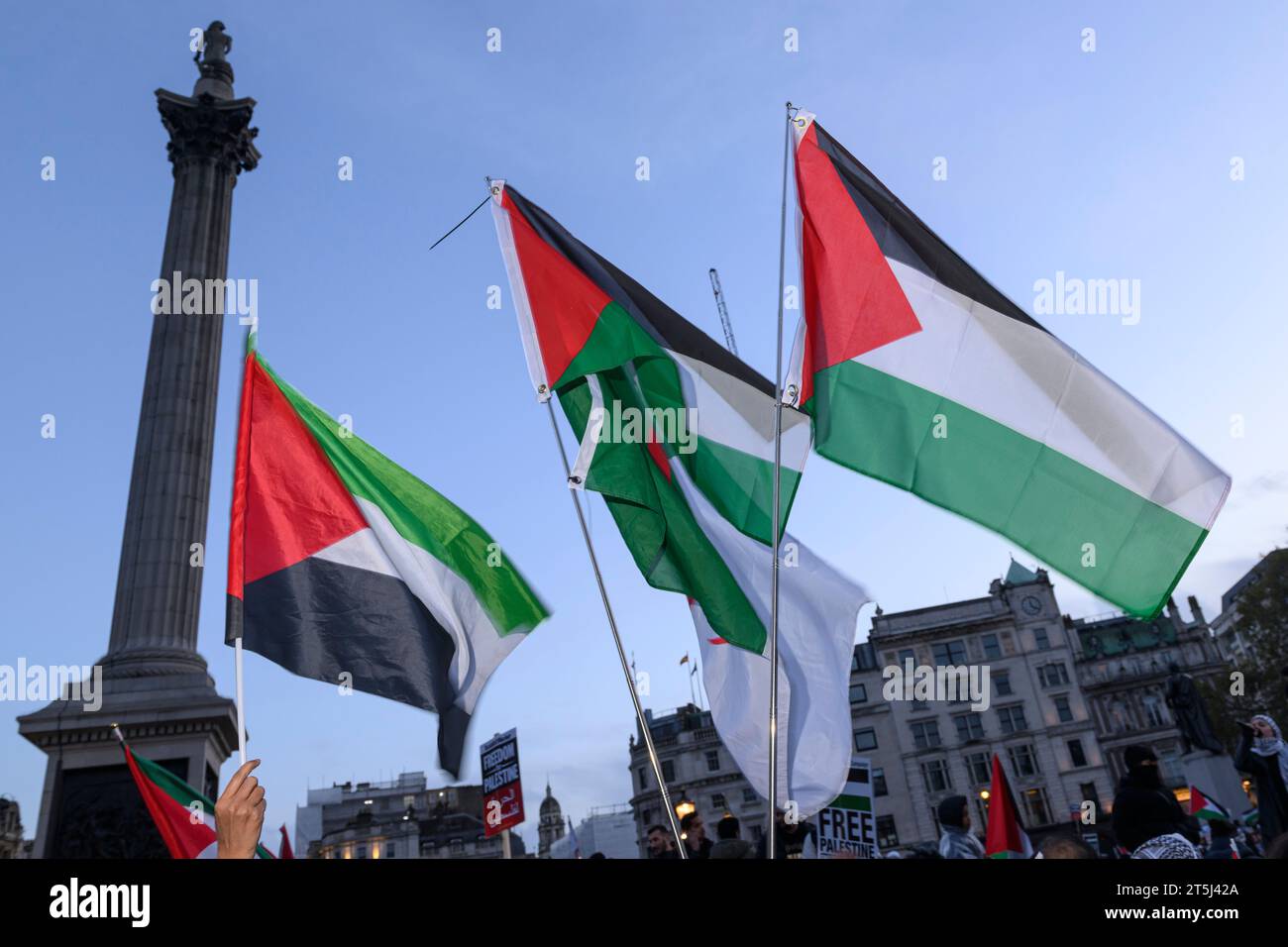 Manifestants lors d'un rassemblement pro-palestinien appelant à un cessez-le-feu de l'offensive militaire en cours à Gaza par les forces de défense israéliennes. Trafalgar Square, Lon Banque D'Images