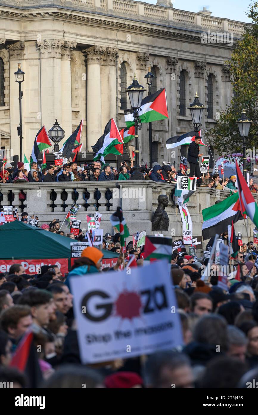 Manifestants lors d'un rassemblement pro-palestinien appelant à un cessez-le-feu de l'offensive militaire en cours à Gaza par les forces de défense israéliennes. Trafalgar Square, Lon Banque D'Images