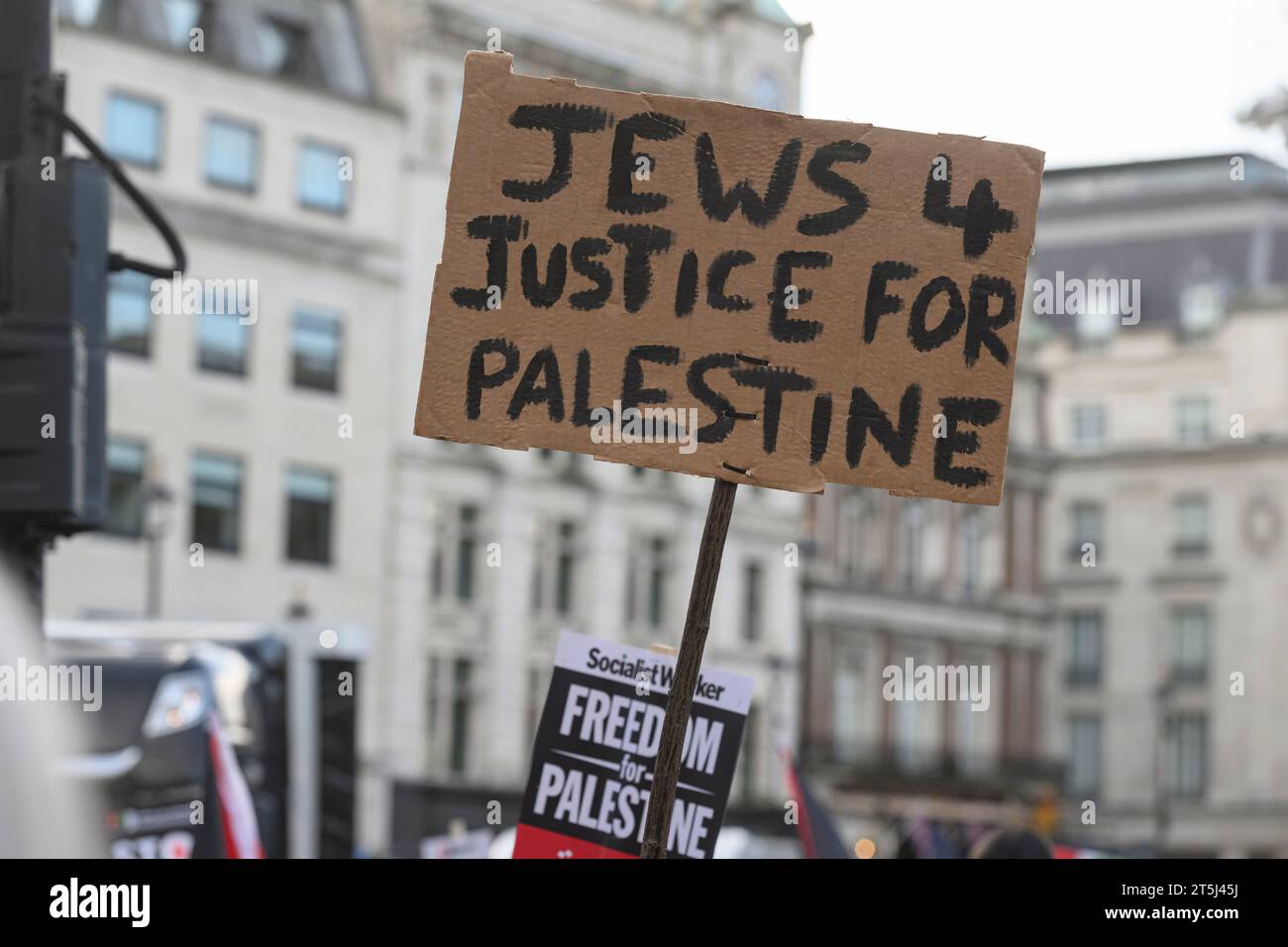 Manifestants lors d'un rassemblement pro-palestinien appelant à un cessez-le-feu de l'offensive militaire en cours à Gaza par les forces de défense israéliennes. Trafalgar Square, Lon Banque D'Images