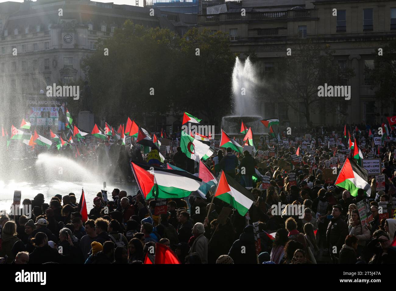 Manifestants lors d'un rassemblement pro-palestinien appelant à un cessez-le-feu de l'offensive militaire en cours à Gaza par les forces de défense israéliennes. Trafalgar Square, Lon Banque D'Images