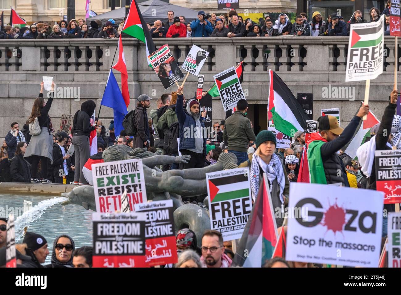 Manifestants lors d'un rassemblement pro-palestinien appelant à un cessez-le-feu de l'offensive militaire en cours à Gaza par les forces de défense israéliennes. Trafalgar Square, Lon Banque D'Images