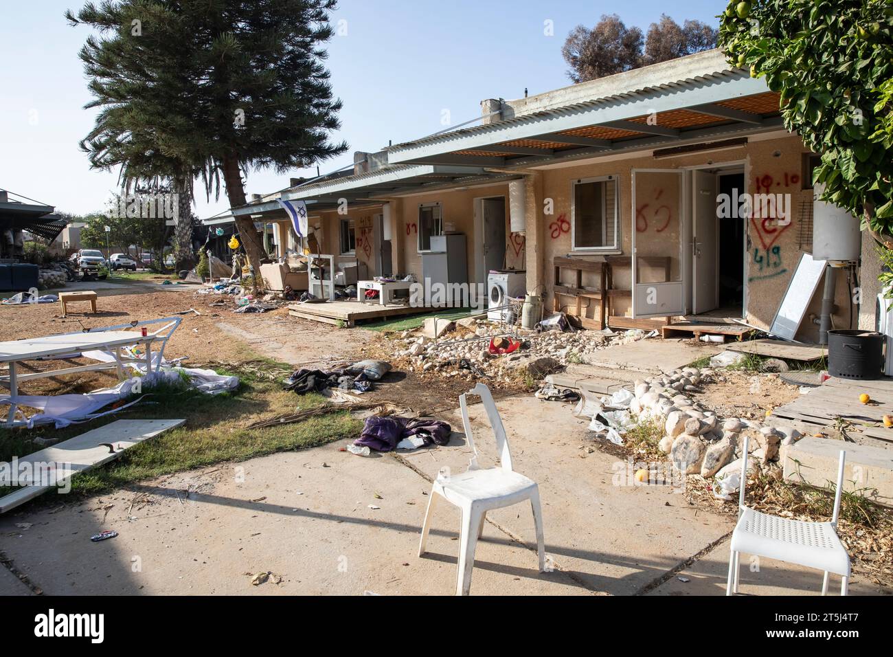 Carbonisé et détruit les bâtiments du kibboutz Kfar Aza après une attaque brutale du groupe terroriste Hamas le 7 octobre 2023 Banque D'Images