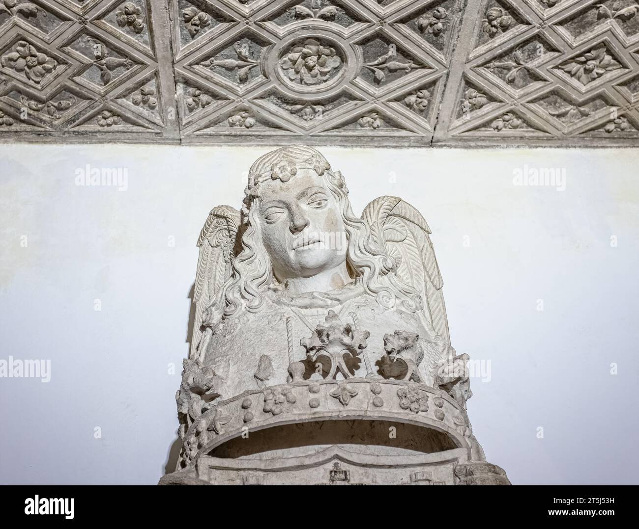 Gros plan de la statue en pierre d'un ange héraldique connu sous le nom d'Ange gardien du Portugal à l'intérieur du monastère de Santa Cruz à Coimbra, Portugal le 13 octobre Banque D'Images