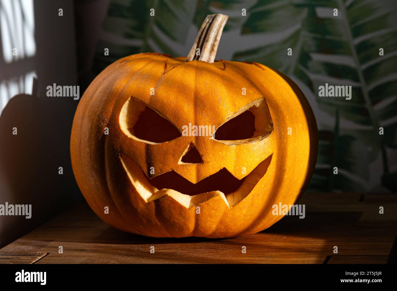 Jack-o'-Lantern traditionnel américain effrayant à la lumière du jour, fabriqué à partir d'une citrouille pour célébrer les vacances d'Halloween. Banque D'Images