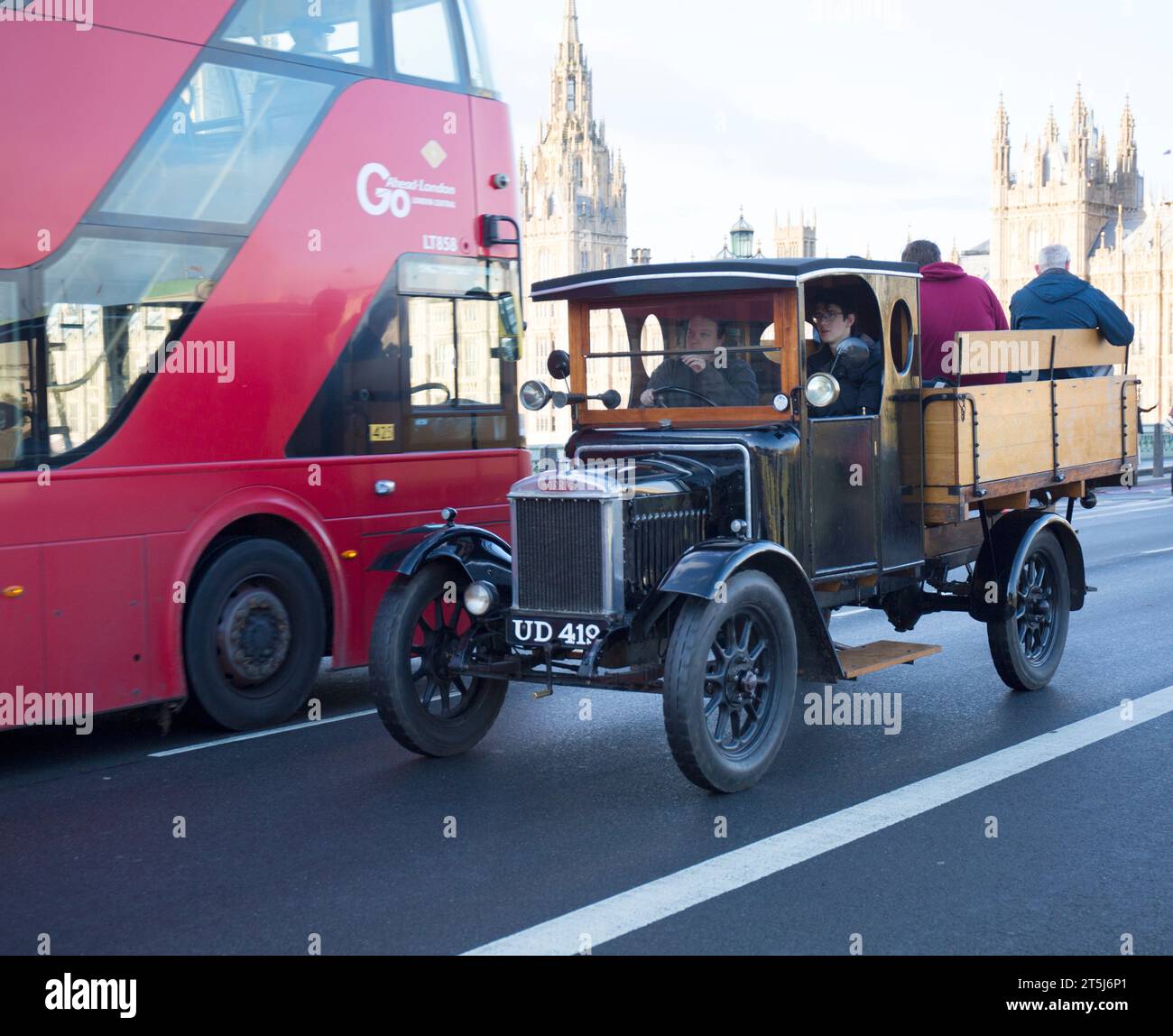 Camion Morris vétéran sur Westminster Bridge London à Brighton Veteran car Run Banque D'Images