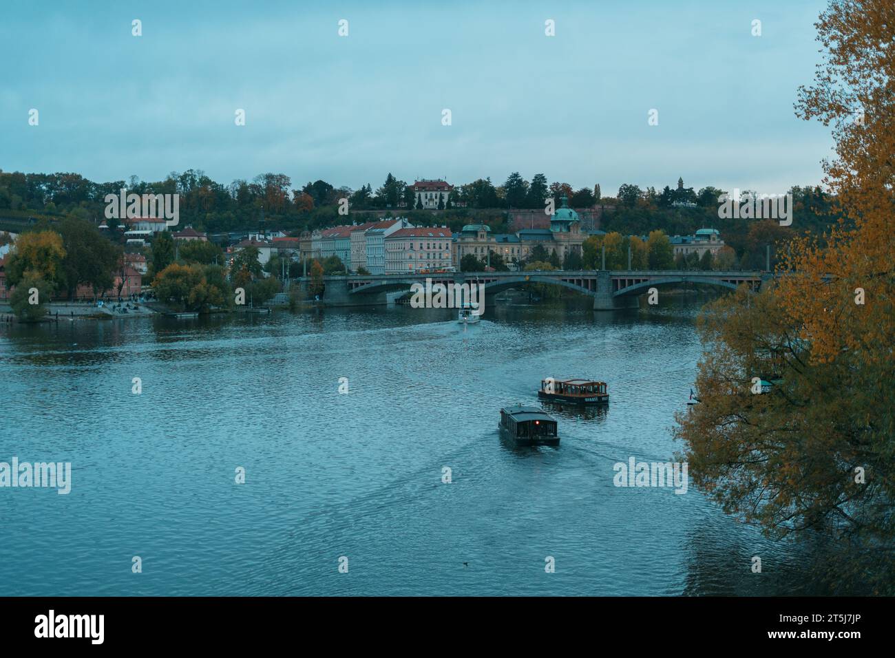 Bateaux sur la rivière Vltava à Prague, Tchéquie Banque D'Images