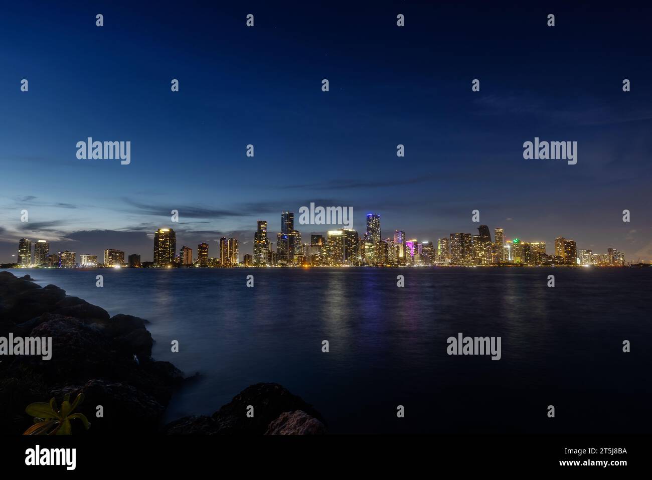 Spectaculaire nuit Skyline de Miami Floride États-Unis Banque D'Images