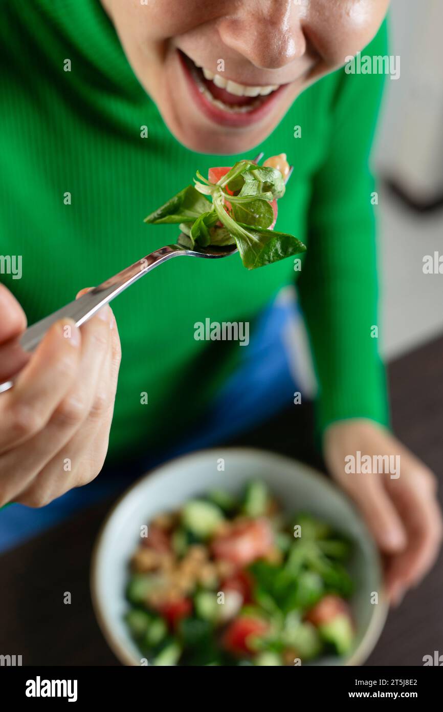 Manger une salade de légumes. Alimentation saine et concept de régime alimentaire. Banque D'Images