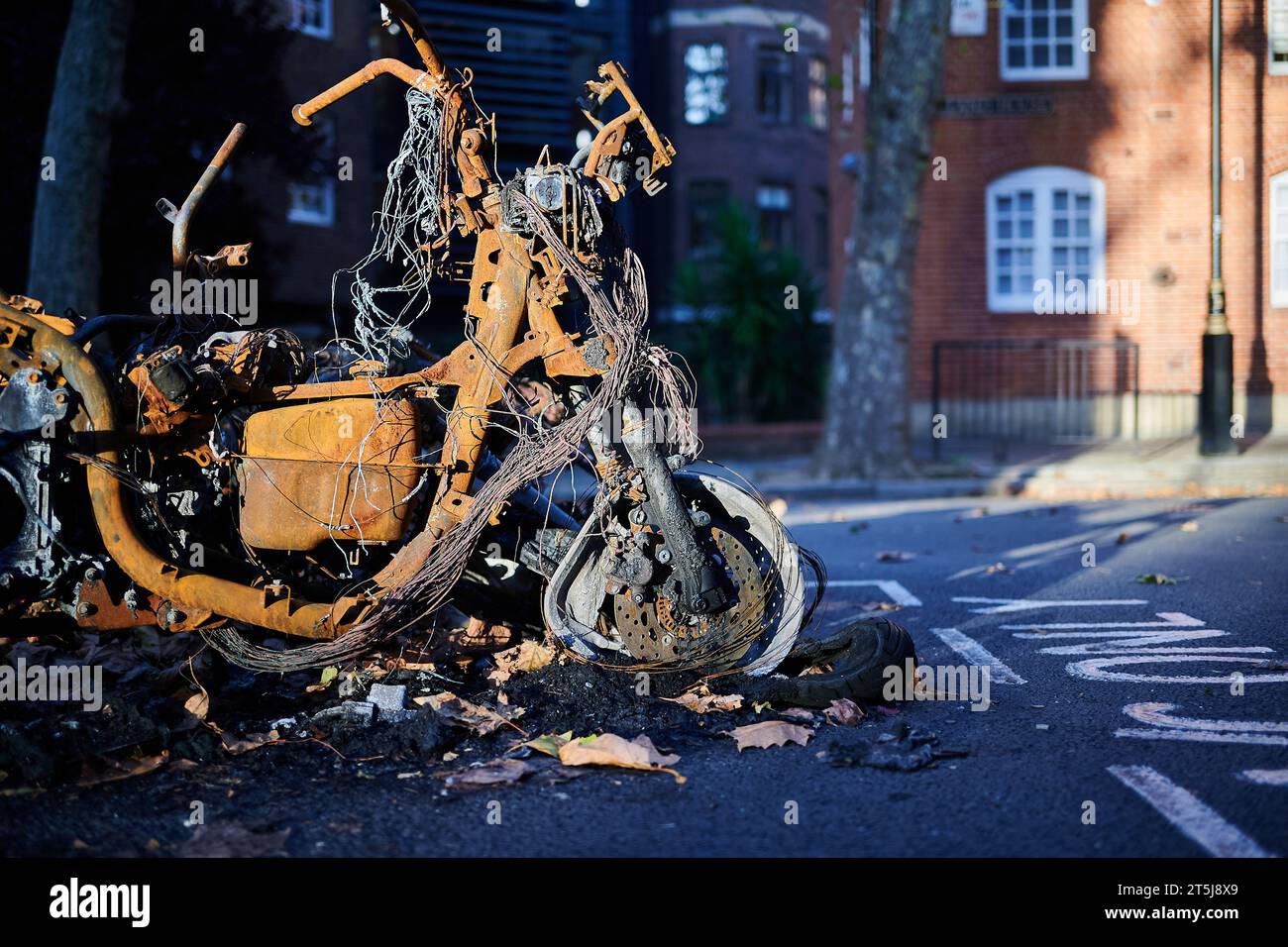 05 novembre 2023 - LondonUK : Close up de devant de cyclomoteur brûlé dans la rue de Londres par jour ensoleillé avec soleil d'hiver Banque D'Images