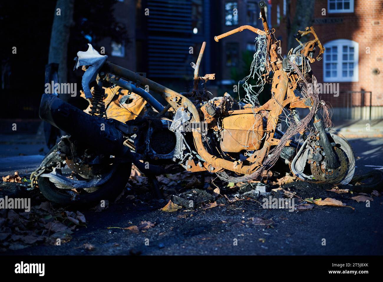 05 novembre 2023 - LondonUK : gros plan de cyclomoteur brûlé dans la rue de Londres une journée ensoleillée avec soleil d'hiver Banque D'Images
