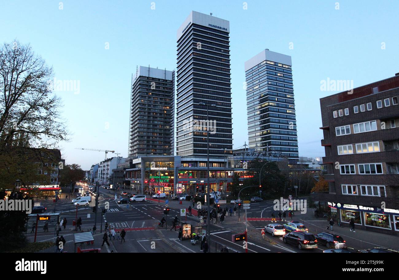 Die drei Mundsburg-Türme à Barmbek-Süd. Eines der Gebäude gehört der Stadt Hamburg. SIE Hat einige hundert Flüchtlinge aus der Ukraine darin untergebracht. Barmbek Hamburg *** les trois tours Mundsburg à Barmbek Sud l'un des bâtiments appartient à la ville de Hambourg il a accueilli plusieurs centaines de réfugiés de l'Ukraine dans elle Barmbek Hamburg crédit : Imago/Alamy Live News Banque D'Images