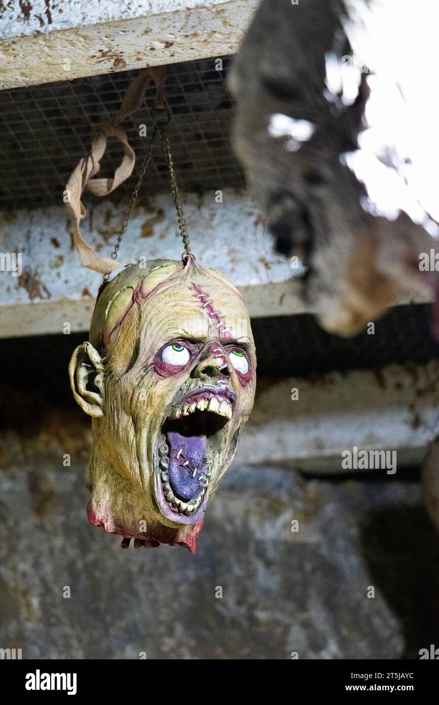 Des décorations effrayantes pour Halloween aux grottes Hellfire à West Wycombe, Buckinghamshire, Angleterre Banque D'Images