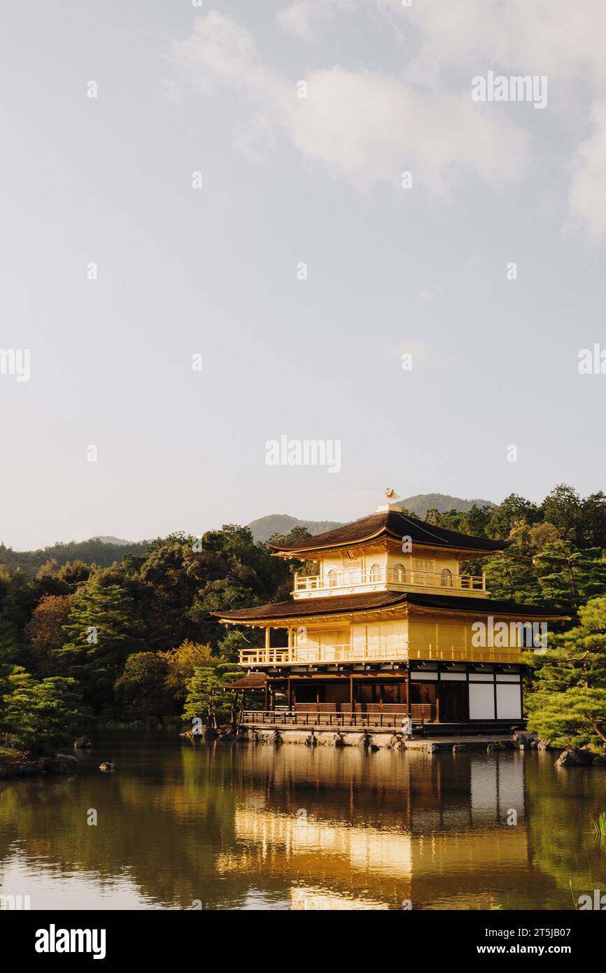Temple Kinkaku-ji avec façade en feuilles d'or devant un étang réfléchissant. Kyoto, Japon. Banque D'Images