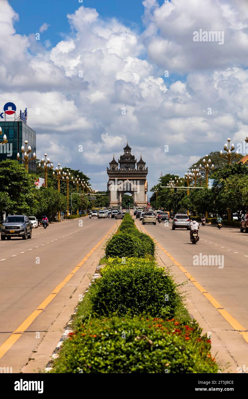 Lane Xang route, route principale, et Patuxay (Patuxai), porte de la victoire, Vientiane, Laos, Asie du Sud-est, Asie Banque D'Images