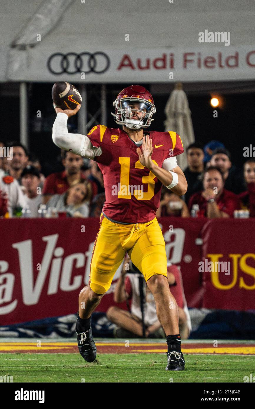 Le quarterback Caleb Williams (13) de l'USC Trojans lance lors d'un match de football de la NCAA contre les Huskies de Washington, samedi 4 novembre 2023, au Los Banque D'Images