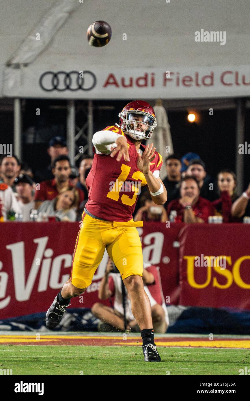 Le quarterback Caleb Williams (13) de l'USC Trojans lance lors d'un match de football de la NCAA contre les Huskies de Washington, samedi 4 novembre 2023, au Los Banque D'Images
