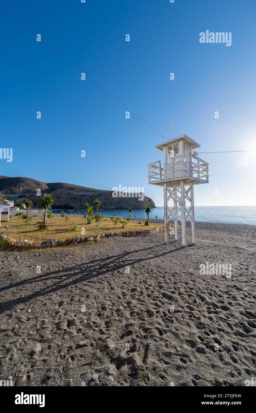 Tour de guet de sauveteur en bois blanc sur une plage de Grenade (Espagne) par un matin ensoleillé d'automne Banque D'Images