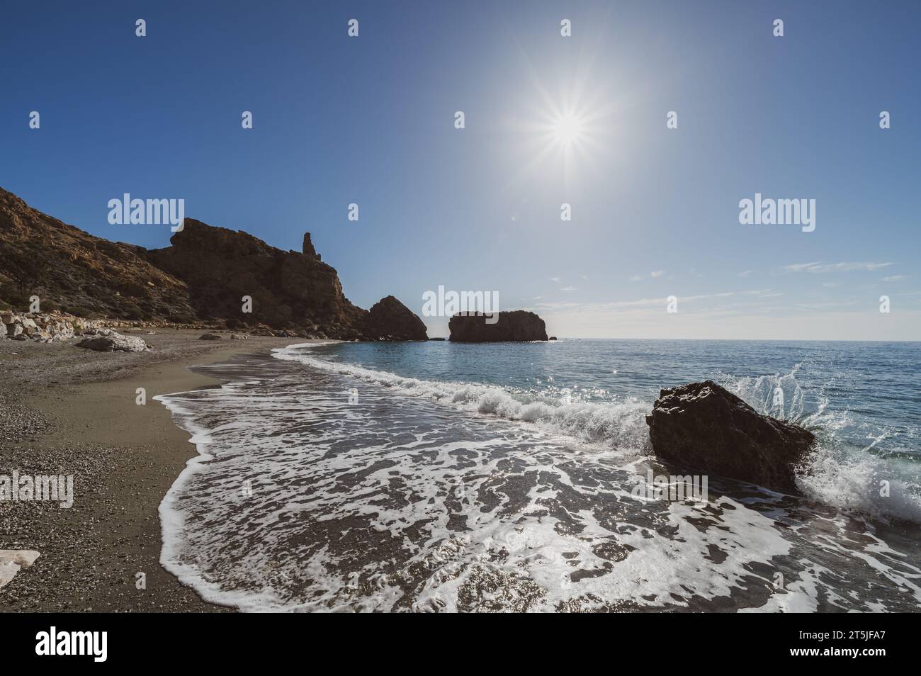 Vue grand angle depuis le sol d'une jolie plage andalouse par un matin ensoleillé d'automne Banque D'Images