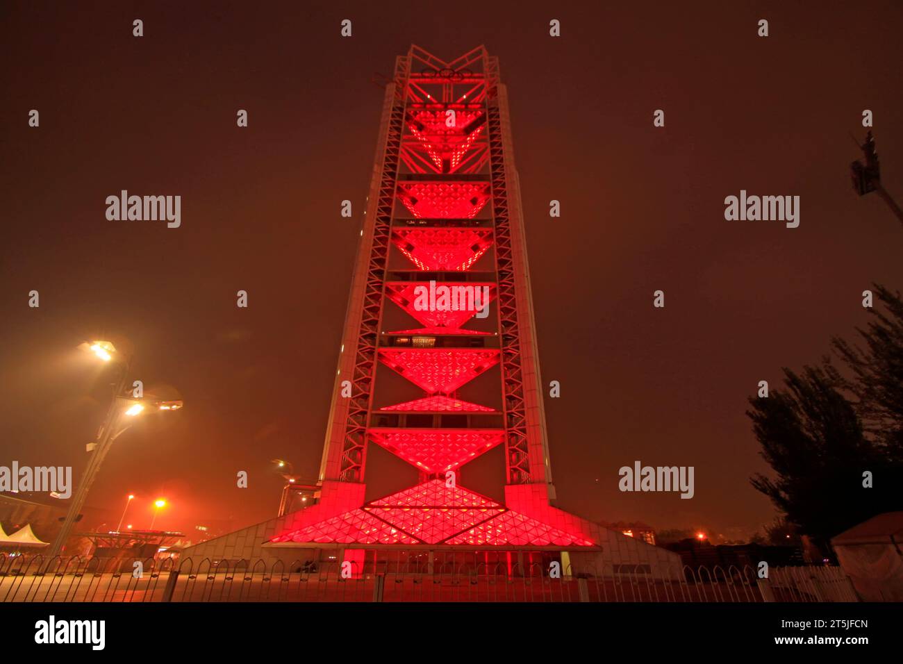 PÉKIN - 24 MAI : Tour LingLong dans le parc olympique de Pékin, le 24 mai 2014, Pékin, Chine Banque D'Images