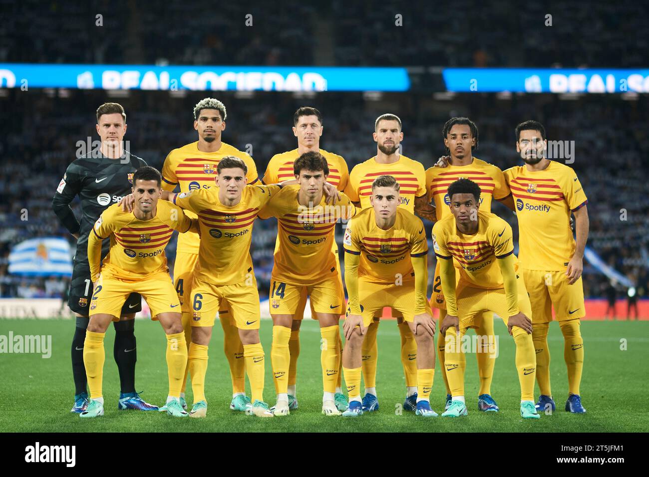 Les joueurs du FC Barcelone posent pour une photo d'équipe avant le match de LaLiga EA Sports entre la Real Sociedad et le FC Barcelone à l'Estadio Reale Arena o Banque D'Images