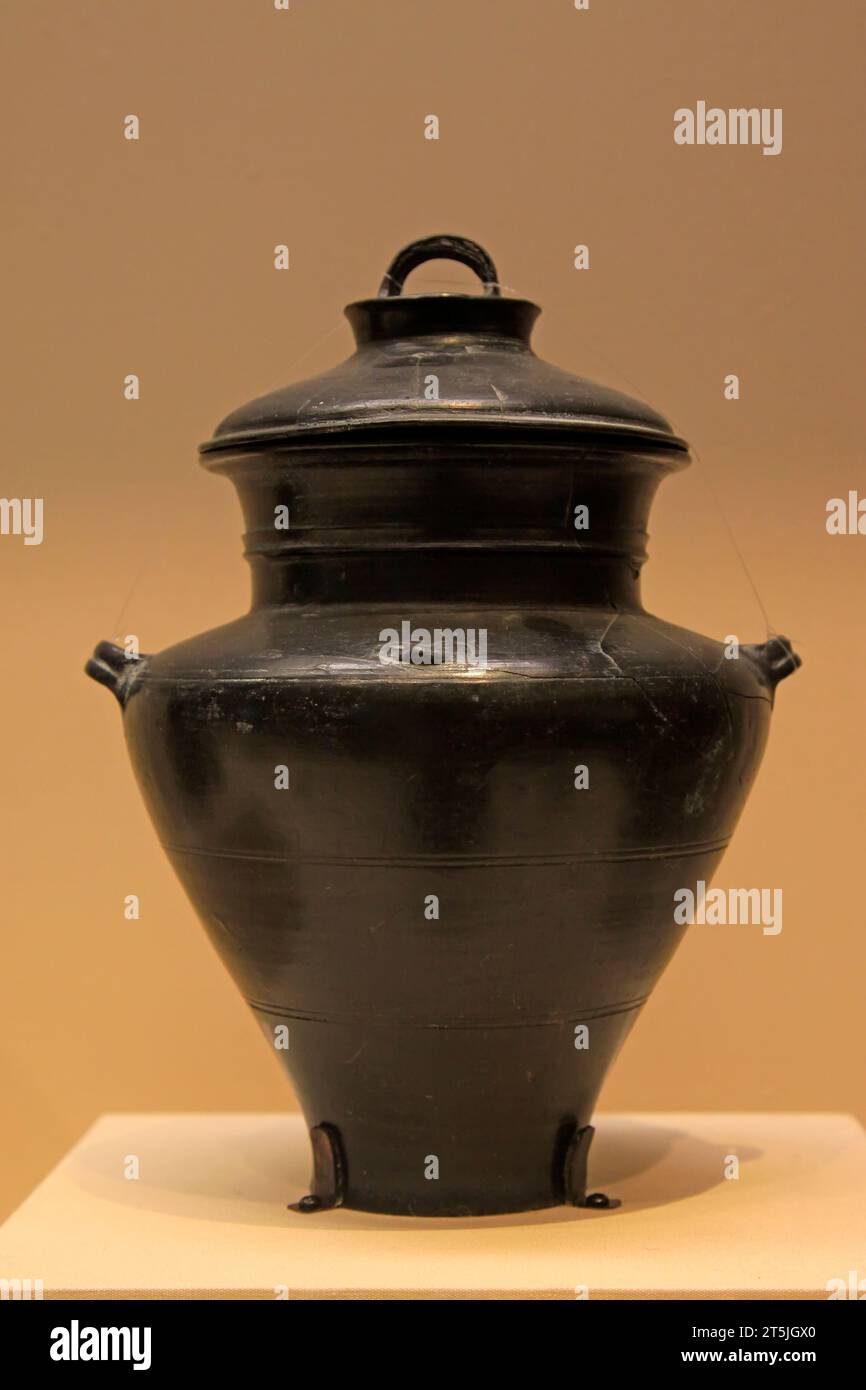 CHINE - CULTURE LONGSHAN (CIRCA 2500-2000 av. J.-C.) : pot de poterie noir, culture Longshan ( circa 2500-2000 av. J.-C.), collection au musée national de Chine, BEI Banque D'Images