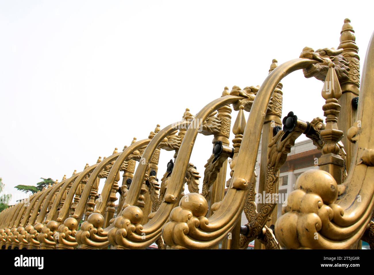 CHINE - 25 MAI : clôture à tête de dragon en métal jaune, au musée national de Chine, le 25 mai 2014, Pékin, Chine. Banque D'Images