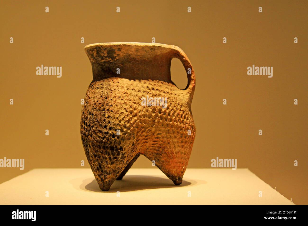 CHINE - KESHENGZHUANG CULUTURE (C. 2500-2000 av. J.-C.) : Pottery Li (récipient de cuisson), Keshengzhuang Culture (c. 2500-2000 av. J.-C.), collection dans la Chine nat Banque D'Images