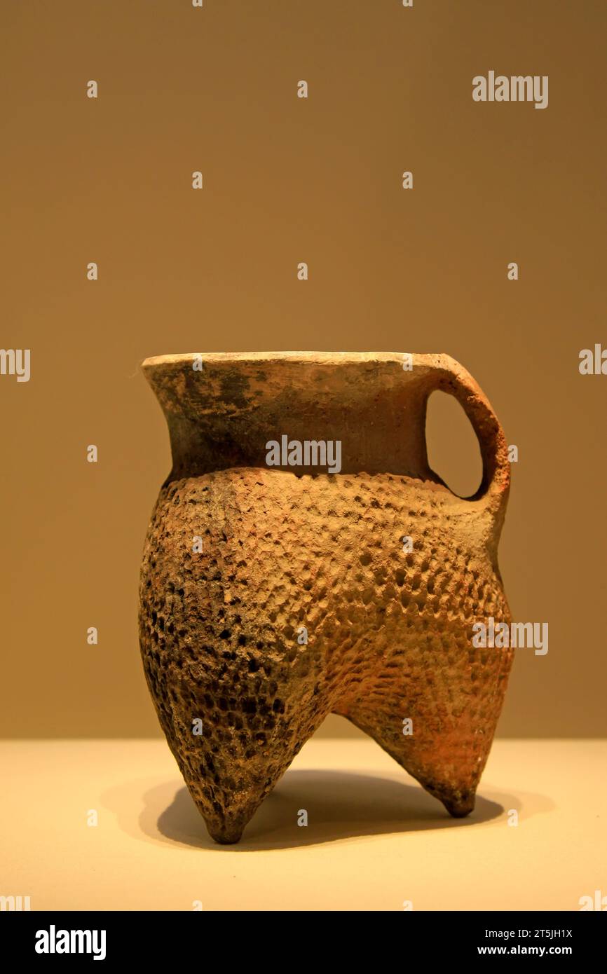 CHINE - KESHENGZHUANG CULUTURE (C. 2500-2000 av. J.-C.) : Pottery Li (récipient de cuisson), Keshengzhuang Culture (c. 2500-2000 av. J.-C.), collection dans la Chine nat Banque D'Images