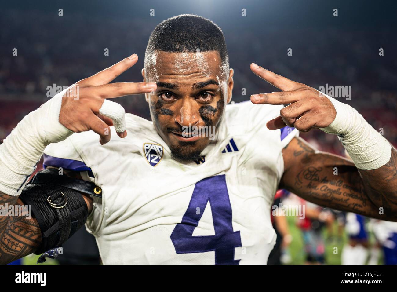 Washington Huskies Defensive end Zion Tupuola-Fetui (4) célèbre après un match de football de la NCAA contre les chevaux de Troie de l'USC, samedi 4 novembre 2023, AT Banque D'Images