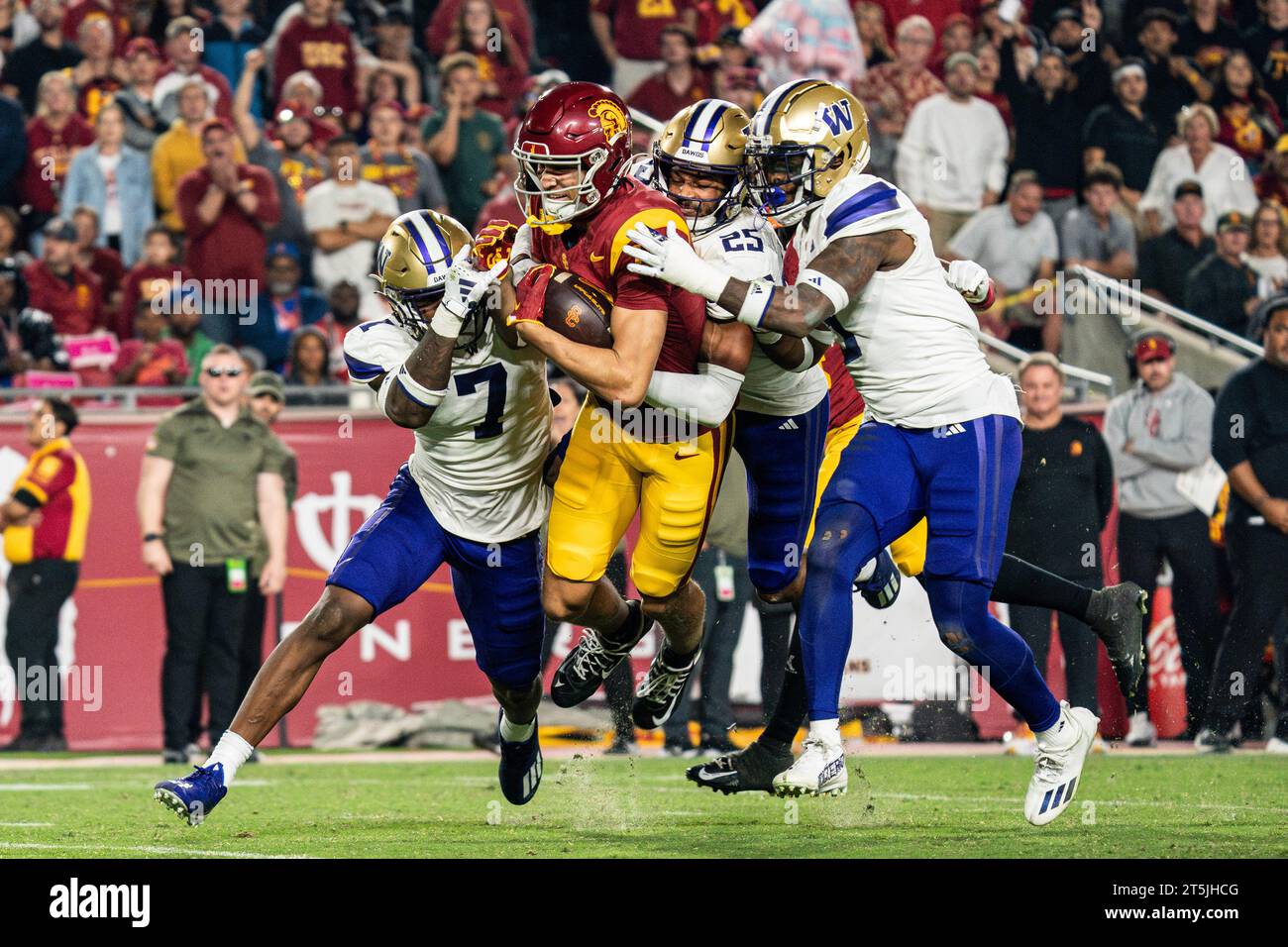 Le receveur de chevaux de Troie de l'USC Duce Robinson (19) est attaqué par le cornerback des Huskies de Washington Dominique Hampton (7), cornerback Elijah Jackson (25), Corner Banque D'Images