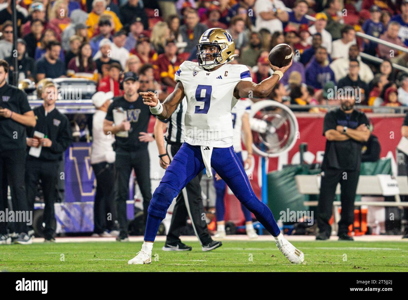 Le quarterback Michael Penix Jr. (9) des Huskies de Washington lance lors d'un match de football de la NCAA contre les chevaux de Troie de l'USC, samedi 4 novembre 2023, au Lo Banque D'Images