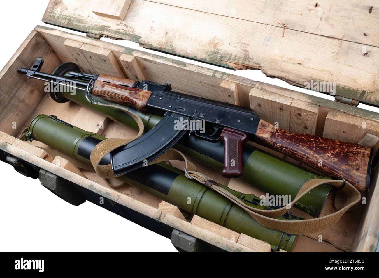 Lance-grenades Kalashnikov AK47 et 'Bazooka' RPG dans une caisse verte de l'armée Banque D'Images