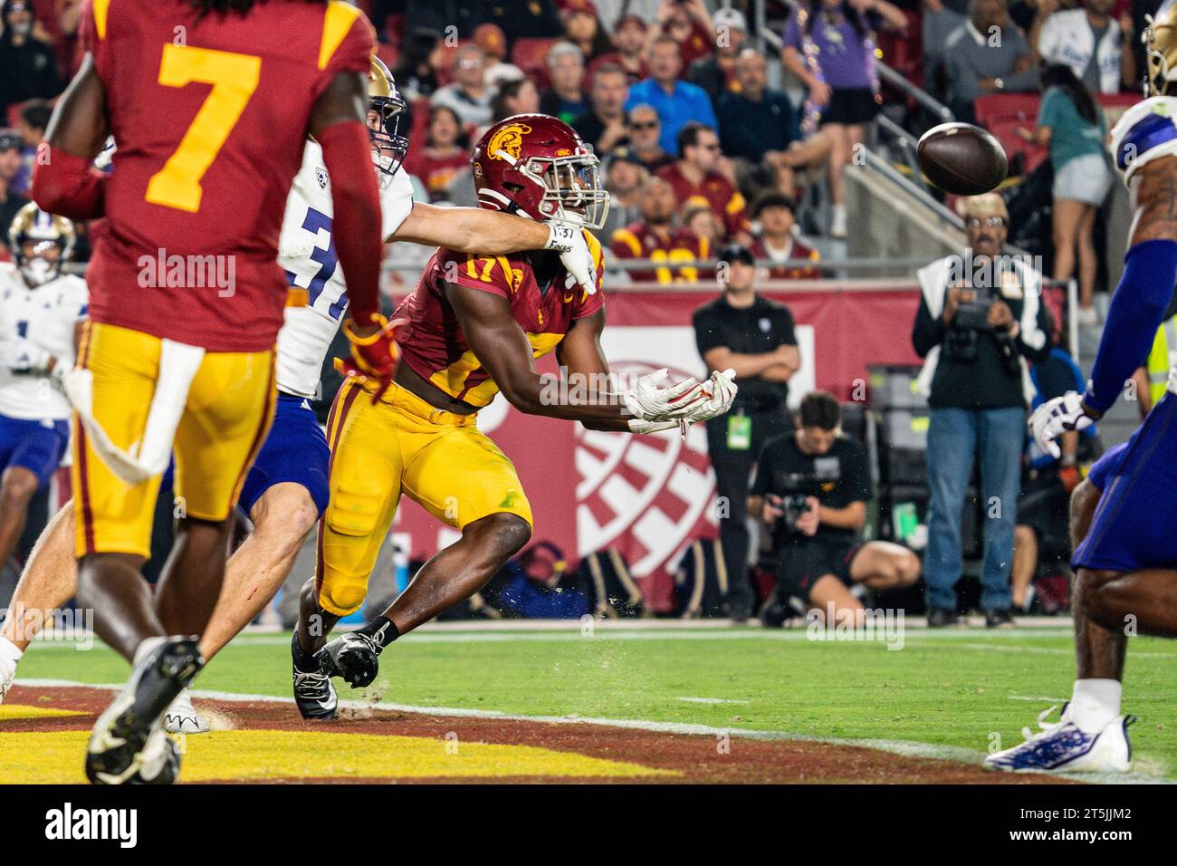 Le cornerback de l'USC Trojans Christian Roland-Wallace (17) fait une interception lors d'un match de football de la NCAA contre les Huskies de Washington, samedi, Novem Banque D'Images