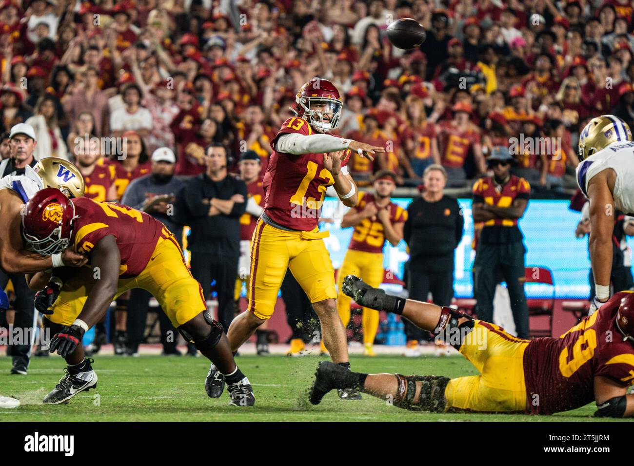 Le quarterback Caleb Williams (13) de l'USC Trojans lance lors d'un match de football de la NCAA contre les Huskies de Washington, samedi 4 novembre 2023, au Los Banque D'Images