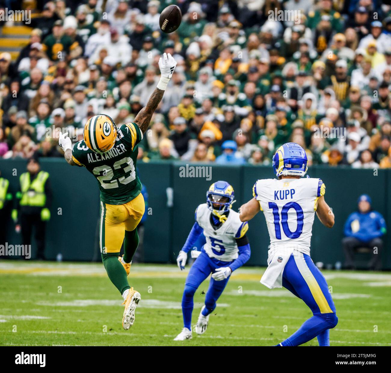Green Bay, États-Unis. 05 novembre 2023. Le cornerback des Green Bay Packers Jaire Alexander (G) tente d'intercepter une passe entre le receveur Tutu Atwell (C) des Rams de Los Angeles et le receveur Cooper Kupp (R) des Rams de Los Angeles lors du match de la NFL entre les Rams de Los Angeles et les Packers des Green Bay à Lambeau Field dimanche, 05 novembre 2023. Photo de Tannen Maury/UPI crédit : UPI/Alamy Live News Banque D'Images