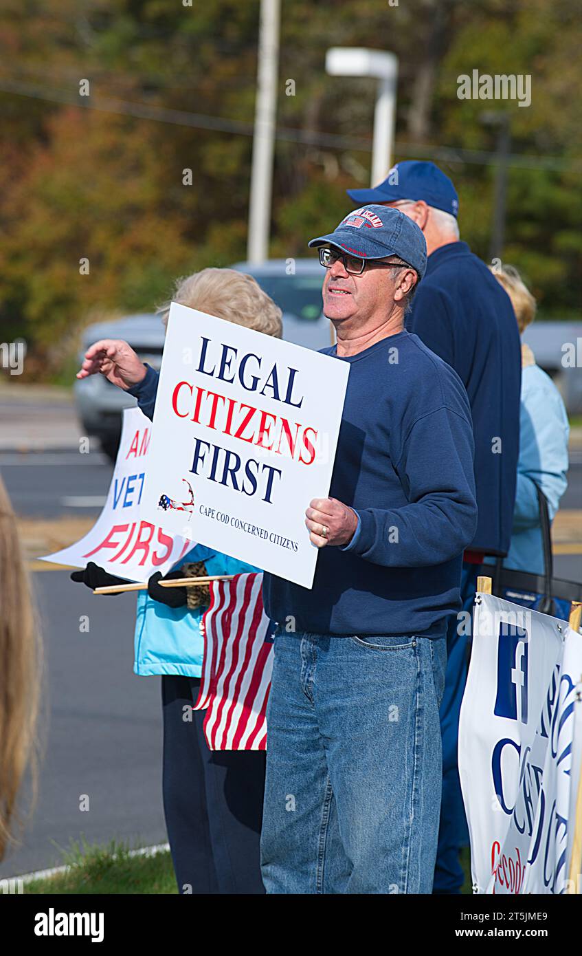 Des citoyens inquiets de Cape Cod protestent contre le logement des immigrants illégaux. Dennis, Massachusetts, États-Unis Banque D'Images