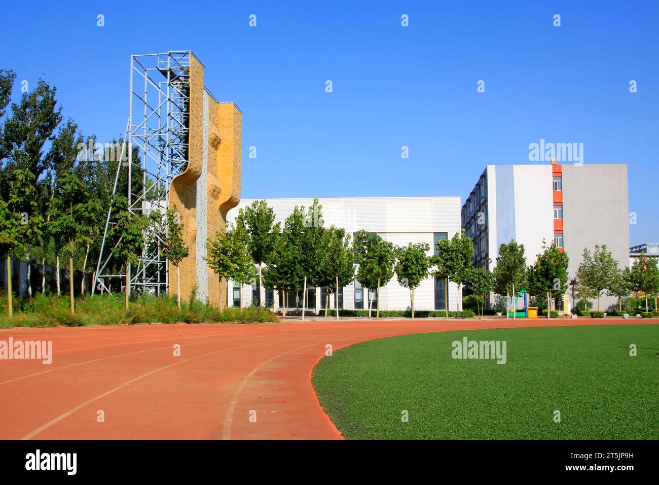 COMTÉ de LUANNAN - SEPTEMBRE 3 : piste en plastique et installations d'escalade dans une école, le 3 septembre 2014, Comté de Luannan, province du Hebei, Chine Banque D'Images