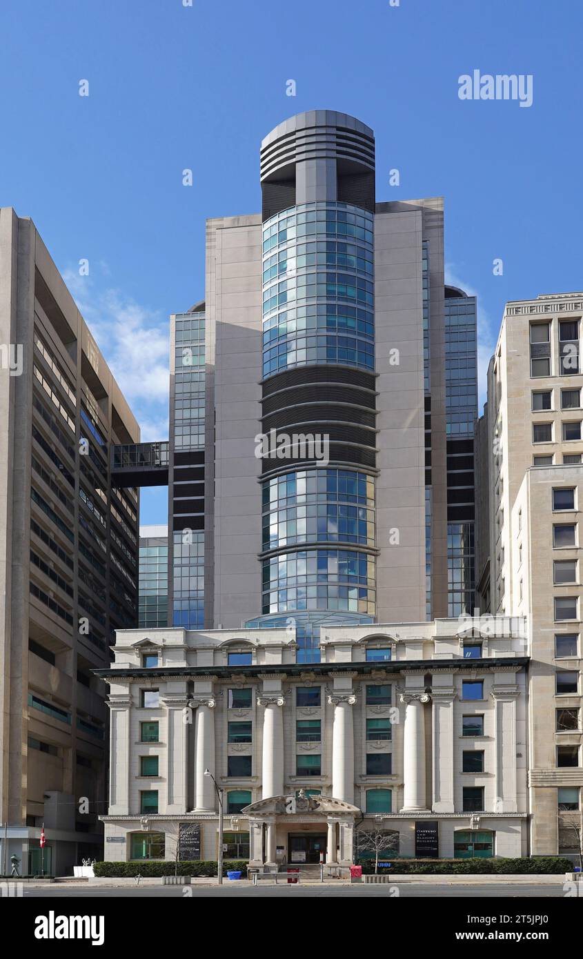 L'hôpital Princess Margaret, l'un des principaux établissements de traitement du cancer au Canada, possède un bâtiment moderne au-dessus d'un ancien immeuble de bureaux de style baroque Banque D'Images