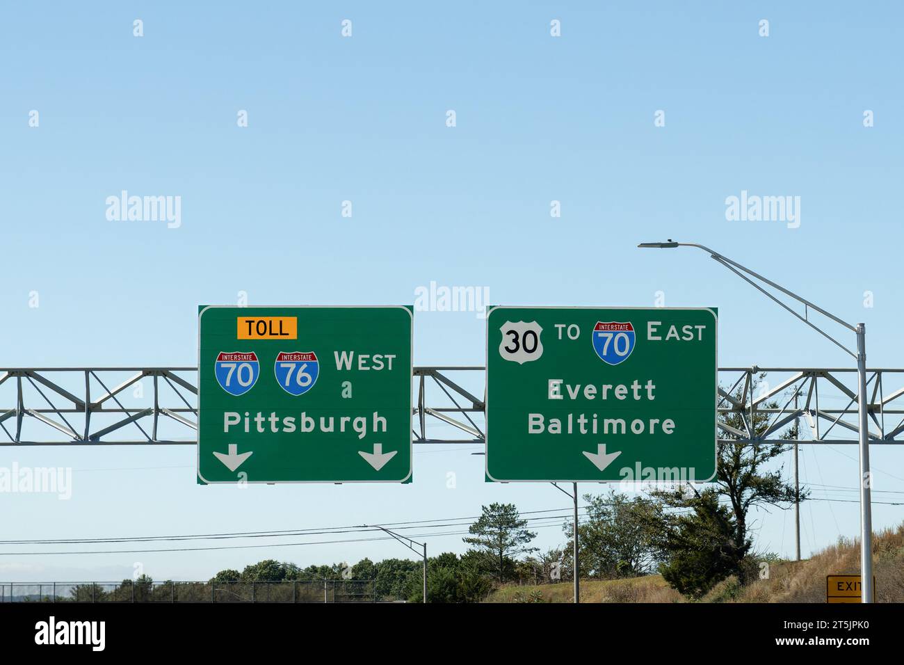 Panneaux à Breezewood, Pennsylvanie sur la I 76, Pennsylvania Turnpike, à l'intersection de la I 70 - I 76 West vers Pittsburgh et US 30 - I 70 East Towa Banque D'Images