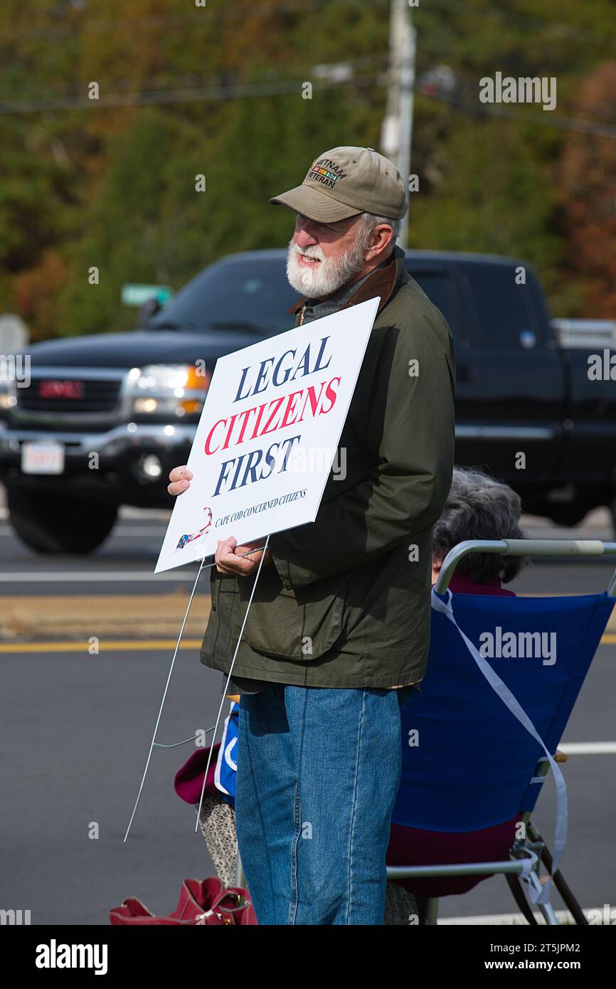 Des citoyens inquiets de Cape Cod protestent contre le logement des immigrants illégaux. Dennis, Massachusetts, États-Unis Banque D'Images