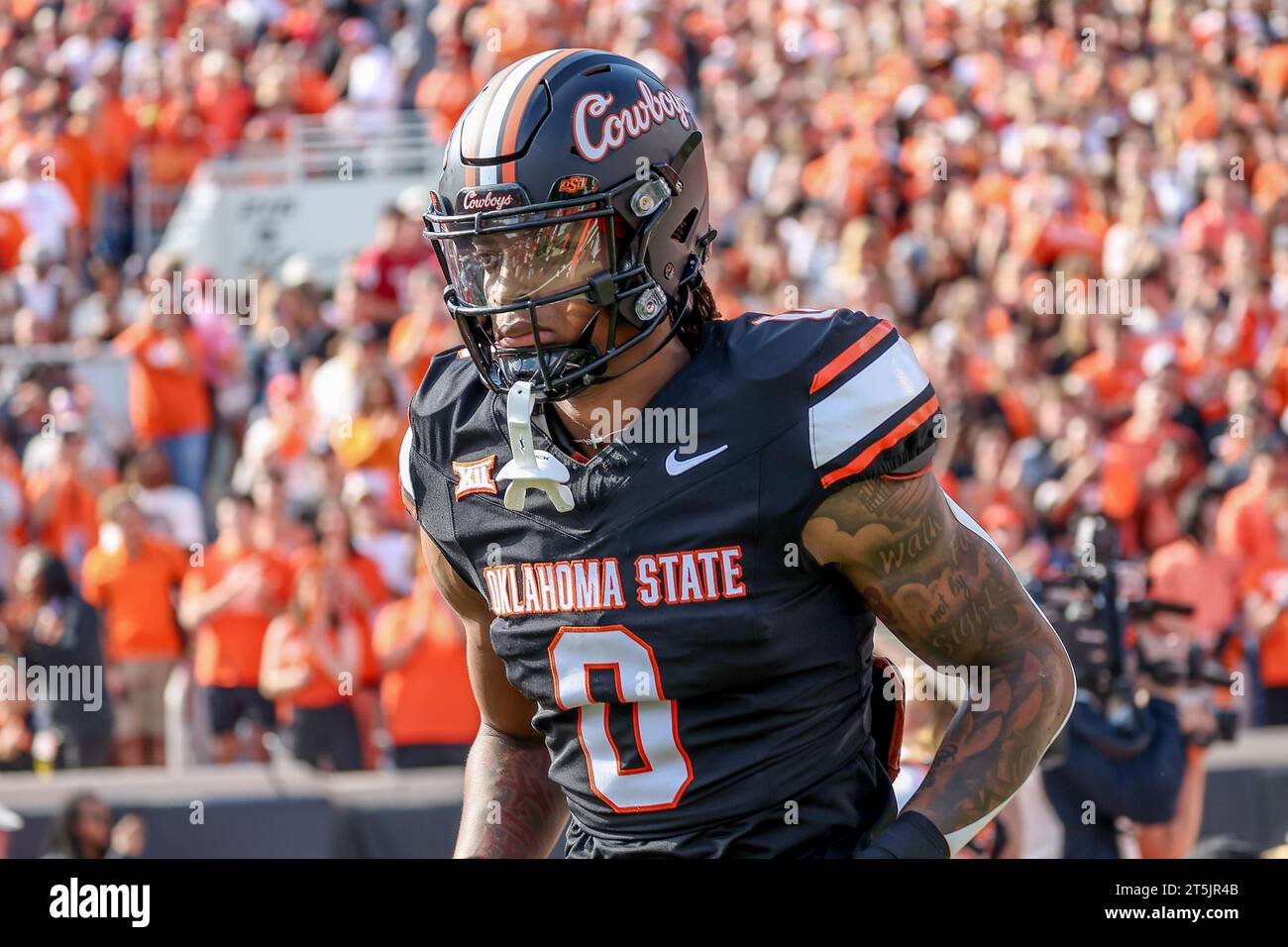 Stillwater, Oklahoma, États-Unis. 04 novembre 2023. Ollie Gordon II (0), qui fait partie des Oklahoma State Cowboys, prend le peloton lors d'un match de football entre les Oklahoma Sooners et les Oklahoma State Cowboys au Boone Pickens Stadium de Stillwater, Oklahoma. Gray Siegel/CSM/Alamy Live News Banque D'Images