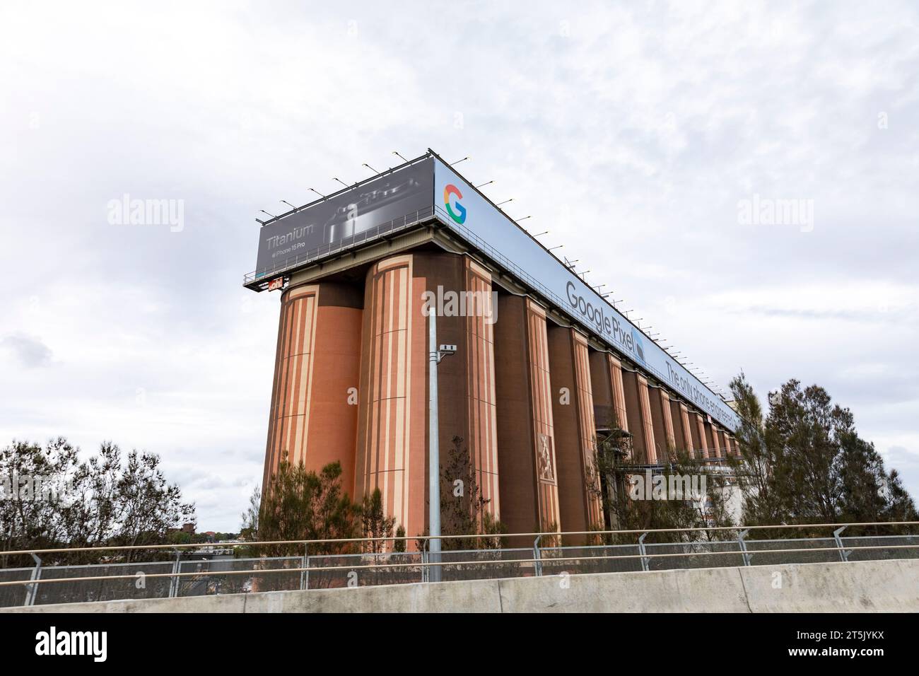 Sydney Australie Glebe Island silos patrimoniaux et le panneau d'affichage du silo avec la publicité Google Pixel visible pour les automobilistes traversant le pont Anzac, Nouvelle-Galles du Sud Banque D'Images