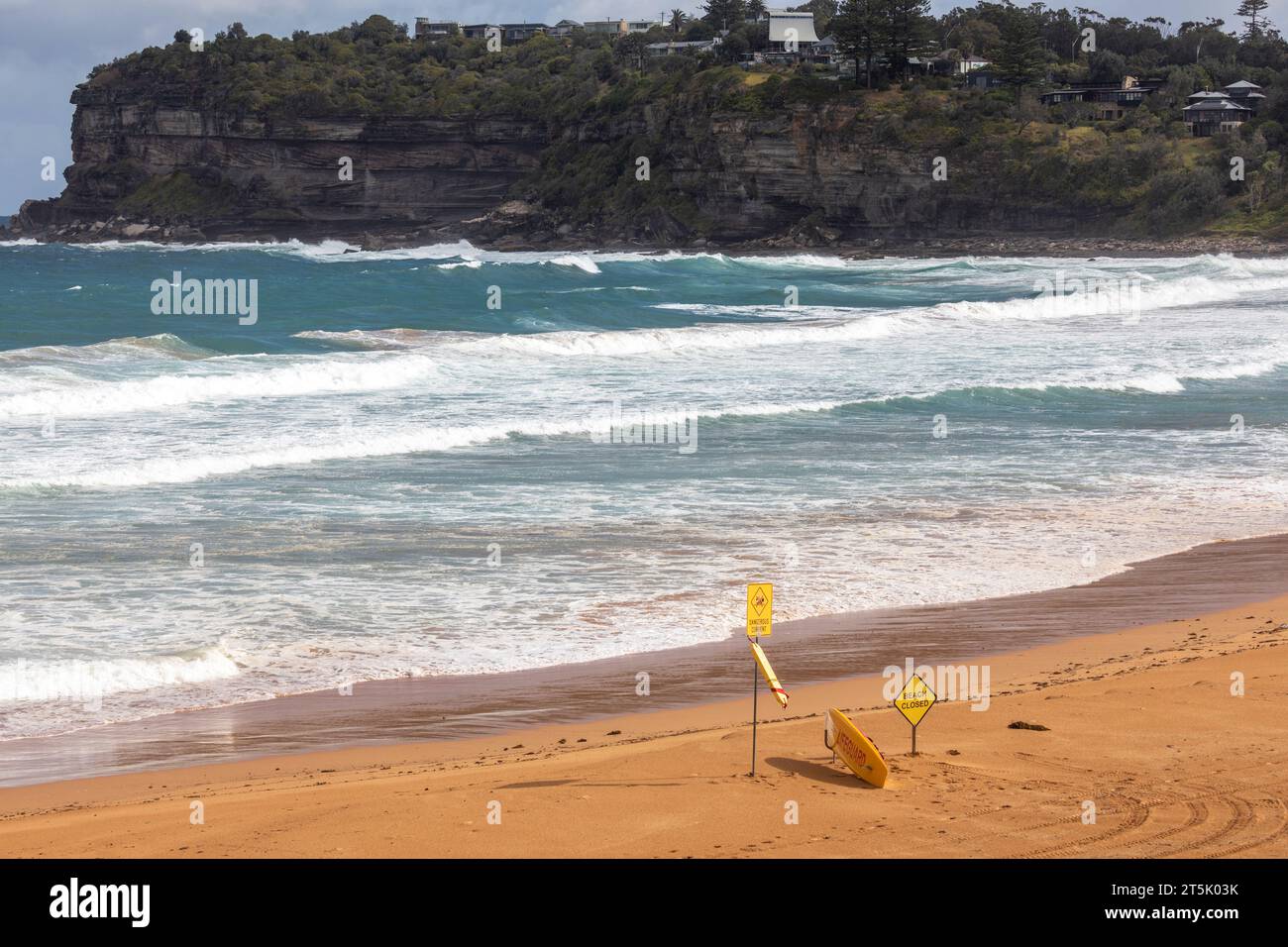 Plage fermée courants dangereux et panneaux d'avertissement de surf, Newport Beach, Sydney, NSW, Australie Banque D'Images