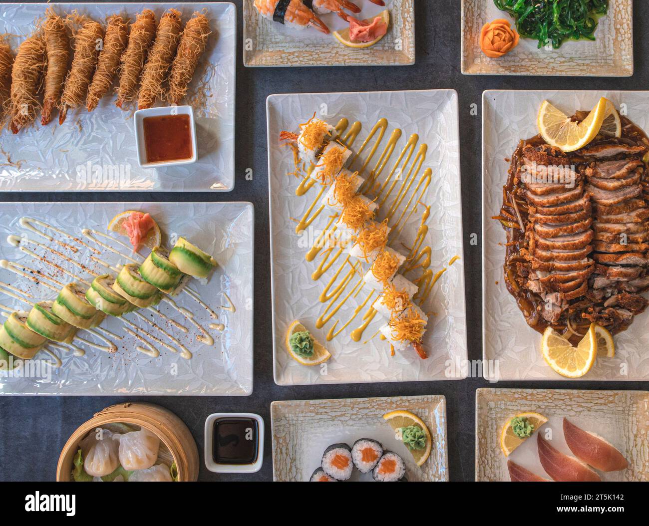 Une vue de dessus d'un assortiment de plats asiatiques de poisson et de sushi Banque D'Images