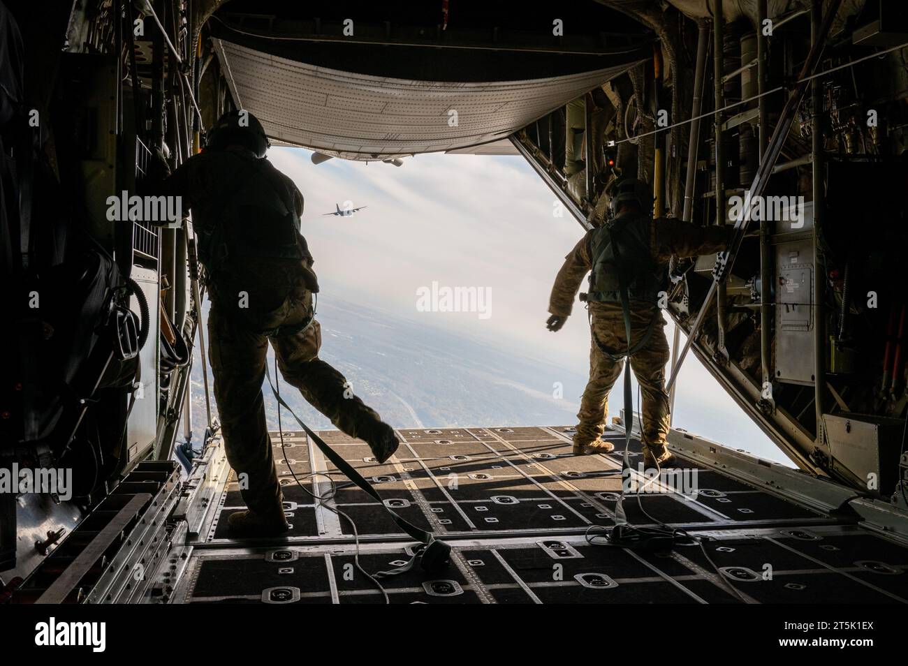 Le sergent d'état-major Seth Johnson et le sergent d'état-major Cody Margetis, tous deux maîtres de chargement du 169e escadron de transport aérien de la Garde nationale aérienne de l'Illinois, sont assis à bord d'un C-130H3 Hercules lors d'un vol à Peoria, Illinois, le 4 novembre 2023. Les capitaines de chargement sont responsables de la sécurité et de la sûreté de toute cargaison à bord d'un aéronef. (Photo de la Garde nationale aérienne des États-Unis par le sergent d'état-major Wynndermere Shaw) Banque D'Images