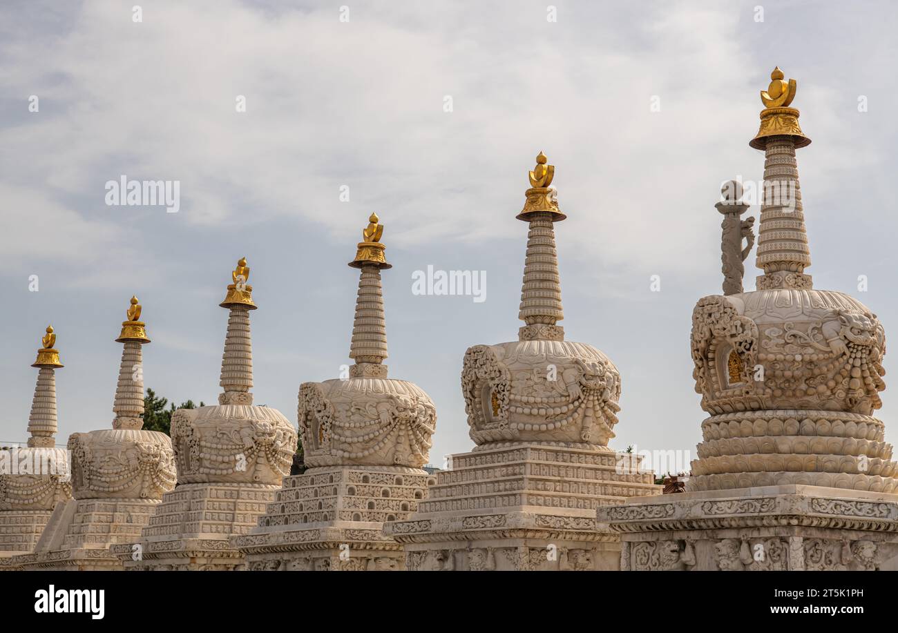 Huit stupas mérites à Da Zhao ou Temple Wuliang (IH juu en mongol), un monastère bouddhiste tibétain de l'ordre Gelugpa à Hohhot, Mongolie intérieure, C. Banque D'Images