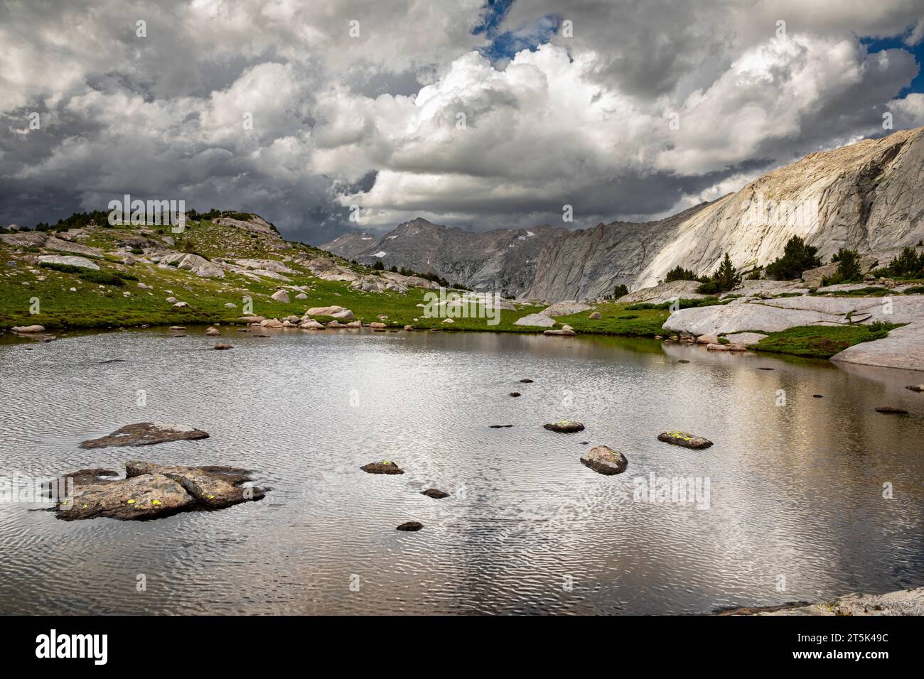 WY05627-00...WYOMING - nuages de tempête se rassemblant au-dessus de Haystack Mountain et du petit tarn au-dessus de Deep Lake ; région sauvage de Bridger. Banque D'Images