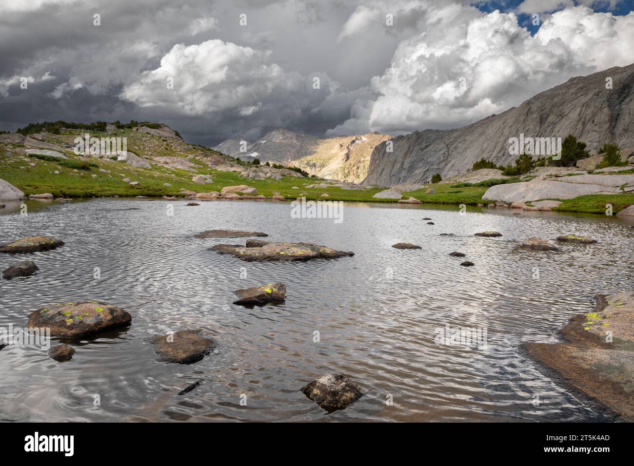 WY05629-00...WYOMING - nuages de tempête se rassemblant au-dessus de Haystack Mountain et du petit tarn au-dessus de Deep Lake ; région sauvage de Bridger. Banque D'Images