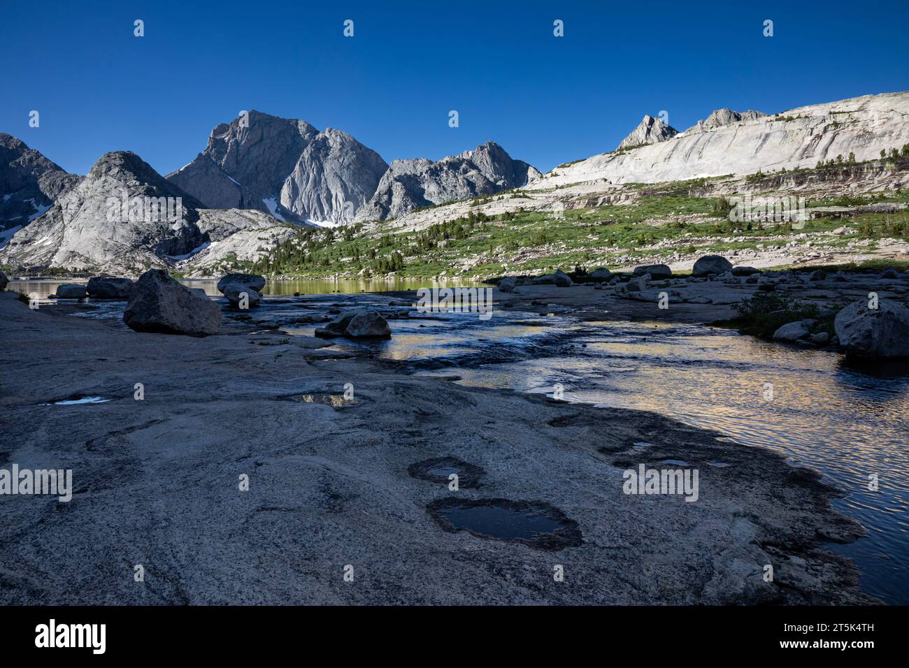WY05648-00...WYOMING - Temple Peak vu de la décharge de Deep Lake dans la région sauvage de Bridger de la chaîne Wind River. Banque D'Images