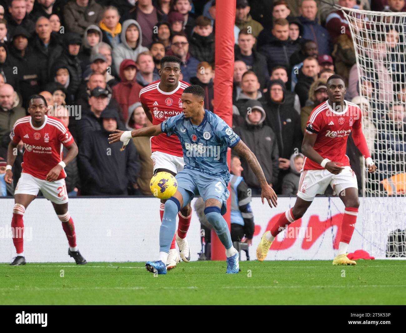 The City Ground, Nottingham, Royaume-Uni. 5 novembre 2023. Premier League football, Nottingham Forest contre Aston Villa ; Ezri Konsa d'Aston Villa sous la pression de Taiwo Awoniyi de Nottingham Forest Credit : action plus Sports/Alamy Live News Banque D'Images